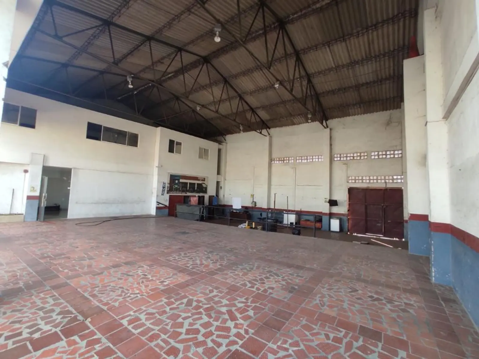 Galpón Comercial / Taller Ideal para pequeñas empresas de servicios o talleres. - Foto 5