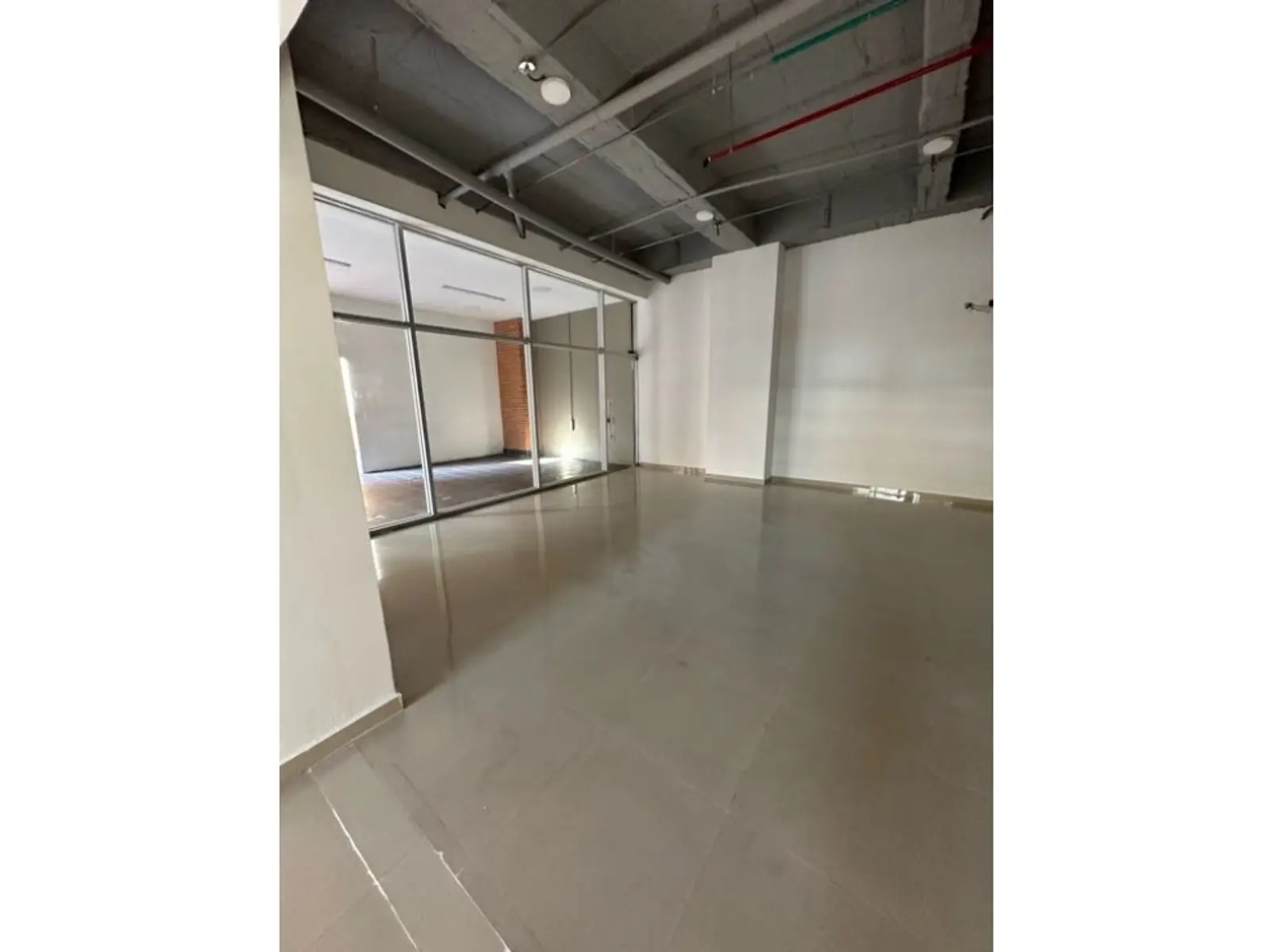 Un local para comercios que necesitan alta visibilidad en una de las avenidas principales. - Foto 4
